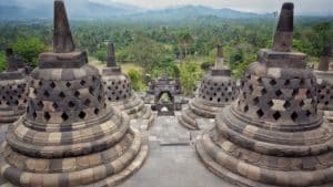 Borobudur je chrámový komplex mahájánového buddhismu v indonéském Magelangu na Střední Jávě