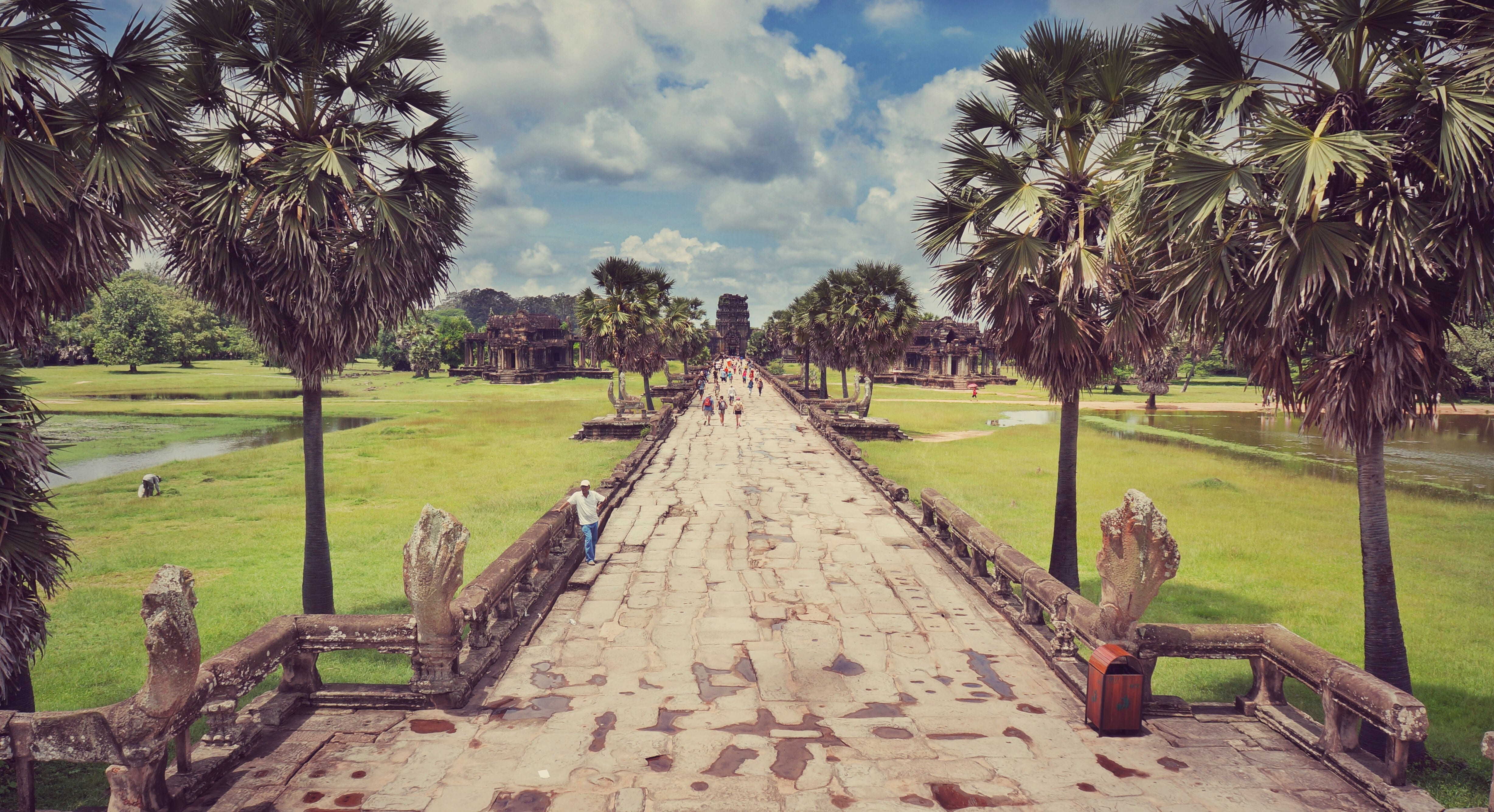 přístupová cesta k hlavnímu chrámu Angkor Vat.