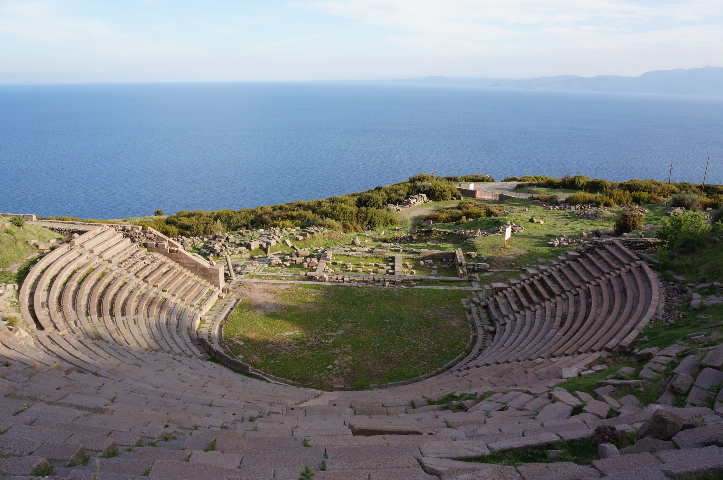 výhled z posledních řad Amfiteátru Assos ve městě Ayvacik, Turecko UNESCO