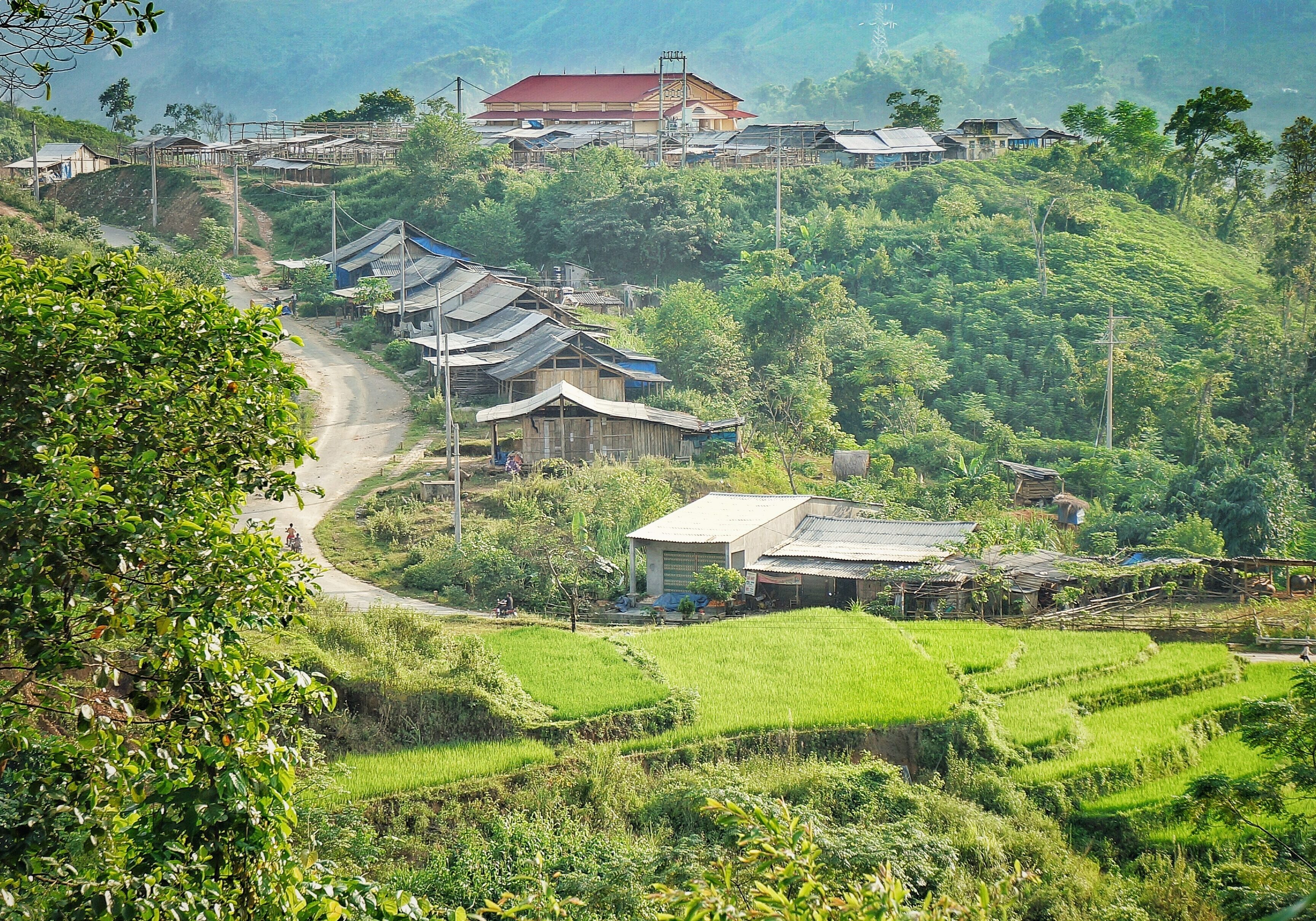 rýžová pole a horská vesnice v severní části Vietnamu
