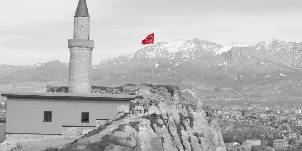 turecká-vlajka-nad-městem-Van-Turecko