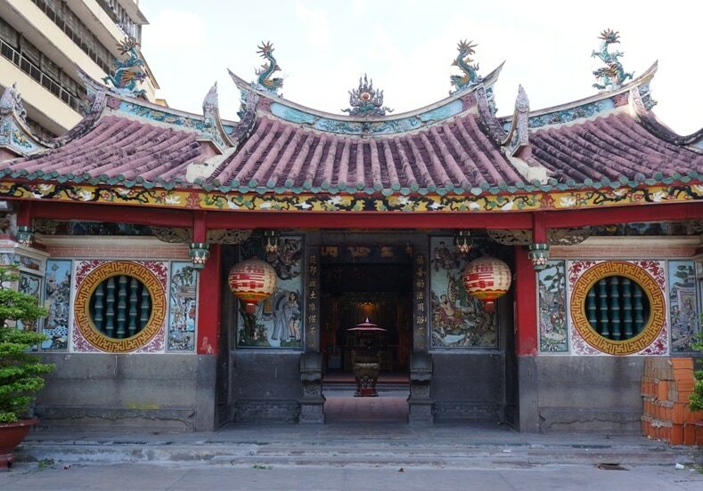 vchod-do-chrámu-Saigo-Ho-Či-Min-City-Vietnam